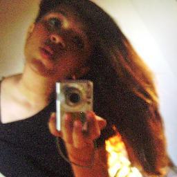 Ela é de fase, toda bipolar. Cheia de marra, durona por fora e coração mole por dentro. Toda inocente, toda estressada e toda apaixonada.