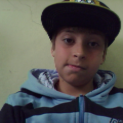 amo andar de skate , tocr guitarra,jogar futebol .