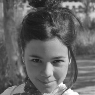 Bailaora de flamenco, cantaora, muy amiga de mis amigos y Rociera