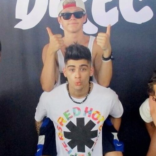 THIS IS A FREE FOLLOW!! FOLLOW @MahooosiveHoran