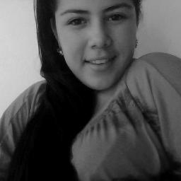 Una mujer bonita, no coquetea, simplemente sonríe.