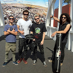 FÃ CLUBE oficial para a banda @zignaloficial. Siga e acompanhe tudo que acontece com a banda! 

 Since: 10/11/10