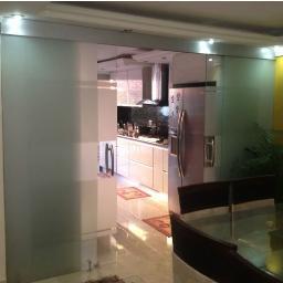 Empresa dedicada a la rama de la decoracion, somos fabricantes de puertas para baños, fachadas comerciales, ventanas y accesorios. Tlf: 0241-8313464