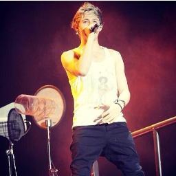DONT FOLLOW GO FOLLOW @narrywoastagram AND @niallerloves_us
