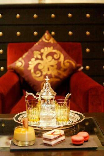 كُتب علينا العيش هكذا مُعلقين في منتصف الأشياء كلها، لا نُحب ما يحدث، ولا يحدث ما نحبه أبدًا، العيش في مكانٍ كهذا مؤلمٌ.