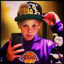 I LOVE @carsonLueders FOLLOW ME PLEASE