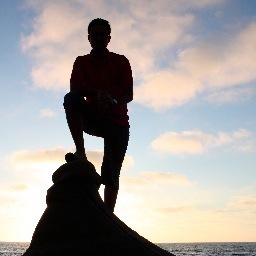 Emotional story of a young Iranian who risk his youth to find freedom where he find himself in a challenge for escaping the Iranian borders to an unknown world.