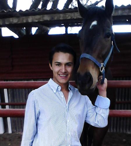 No soy el clasico preparatoriano, promuevo y practico la tauromaquia. Pienso que tu eres el que le da vueltas a la vida, sin embargo de los errores aprendemos.