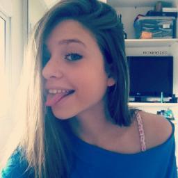 Ela sonha com um dia melhor, com uma vida melhor pra se viver, e não desiste nem por um segundo, hoje esse mundo é dominado por você.