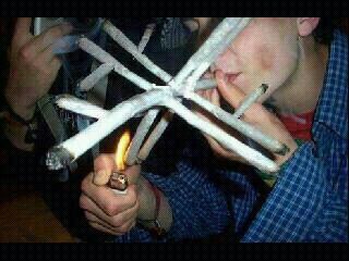 ParanoidIcodMan's profile picture. Un día me desperté y pense -Hoy para empezar bien el día, un calo- Y el sol brillo y mi peta se encendió.