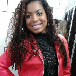 A menina que não veio ao mundo para agradar ninguem mais posso te fazer muito feliz.....