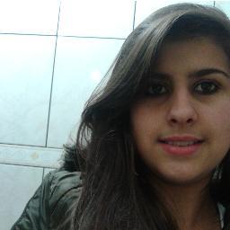 eu? sou exatamente a menina romântica&feliz aquela com sentimentos aquela q se apaixona aquela q sempre esta d bem com a vida sou a q sonha com um mundo melhor!
