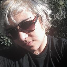 sou pisciana, estudante de enfermagem... Mas sou limpinha hehehe A única verdade é que vivo. Quem sou? Bem, isso já é demais....
http://t.co/oNuJqZgX