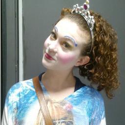 Assessora de Comunicação, jornalista, fotógrafa, clown, artista do Reino. :o)