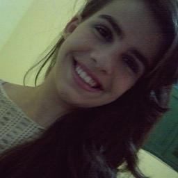 Sou tímida até você me conhecer, depois fico insuportável. Não consigo viver sem rir, acho que é a minha maior qualidade, sou FELIZ independente de tudo! *--*