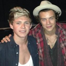 Please go follow @Nialls__Mofo1 & @Alejandra_A50 because they just gave you a free follow ! c: