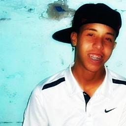 • eu sou um gαroto como todos os outros,
só estou vivendo diαs iguαis, de mαneirαs diferentes !
eu gosto de dα uns rolé, αproveitα α vidα ! 
 