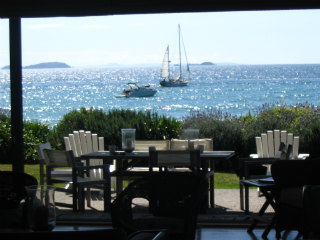 Holiday houses on Waiheke island, the island jewel of the South Pacific. With many vineyards, olive groves, art studios, and beaches a great great place to stay