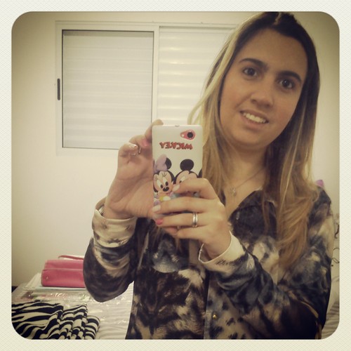 21 anos,libriana,estudante de medicina veterinária !