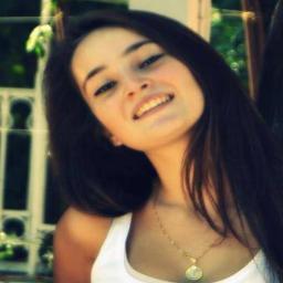 Gülmeyi seven ,güldürmeyi seven. galga geçmeyi seven biri :D