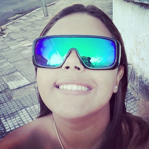 ''Sorrisos são pequenas orações de gratidão. Sorria mais.''