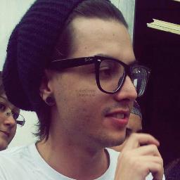 Meu ponto fraco tem nome e um sorriso lindo ( @pelanzarestart ) •