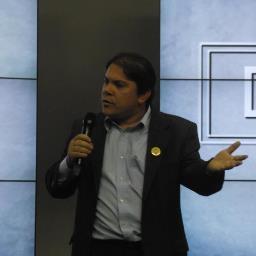 Professor da Universidade Federal do Espírito Santo UFES.  Assistente Social.  Mestre e Doutor em Serviço Social. 
Facebook: Renato Andrade