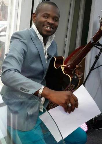 Pape Cheikh est un jeune animateur évoluant à Zik Fm et Sen Tv Il est également le fondateur de Tous pour 1 https://t.co/YzXEpJ2Hkc