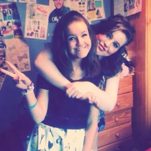 follow me and ill follow back :) if i don't follow back message me :D