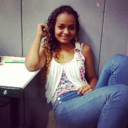 Ele tem um charme que não dá pra resistir
Se eu bobear no papo dele eu vou cair.♫