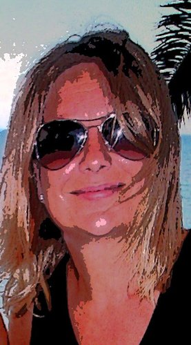 Siempre aprendo algo nuevo. Me gusta disfrutar de lo q me rodea. Me encanta ser mamá, leer, bailar. VIVIR. Pero si algo me apasiona es mi mar.