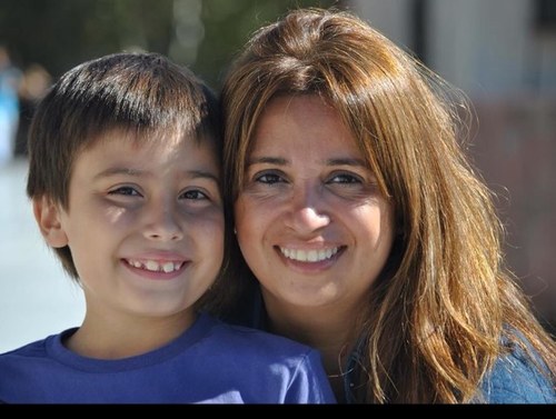 MAMA DE MATEO Y BAUTISTA, Casada, abogada