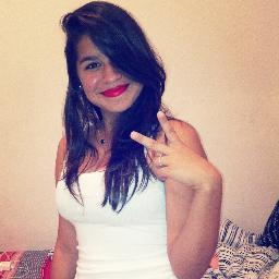 Eu brinco mesmo. Faço graça mesmo. Falo merda mesmo. Sou idiota mesmo. Adoro fazer as pessoas sorrirem, mesmo eu não estando bem.