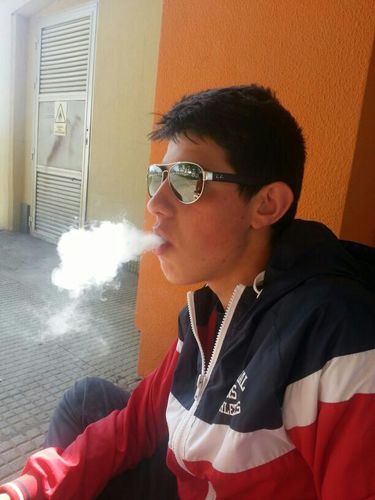 juzgar por lo que piensan los demas es de covardes ,por lo menos yo soy claro tirandito a transparente  ,puedo tener mala pinta pero no soy mala gente