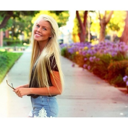 hi, we are dutch aurora mohn fans. she is amazing, beautiful and crazy. she is our role model. follow us! x - instagram ; xauroramohn