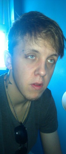 19,friendly and outgoing,I get along with anyone,love being with friends,going pub,have fun in life while you can. ONE LOVE