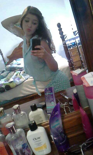 i tumble, go to HMS, i dont deal with bs, and im single So follow me :p