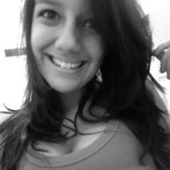 A menina sonhadora que vive com os pés nos chão.
sabe aproveitar a vida, sem ter vergonha de ser feliz !