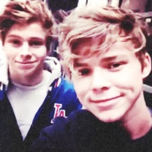Please follow my account @ObeyinNiall! Once i hit 4k i'll use this account :)