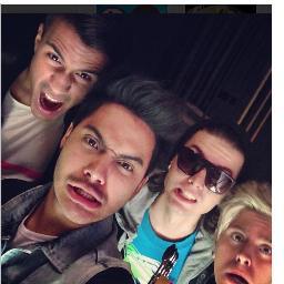 A cada dia que passa vejo que meu amor por vocês só almenta @rockrestart...Since: 30/11/2012
 Dona: Amanda
