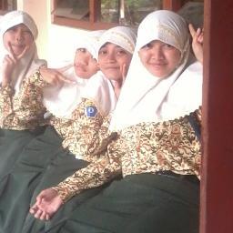 Yang namanya sahabat itu gak akan pernah bisa jadi bekas sahabat. 
-RetnoFannyNi'maziLa-