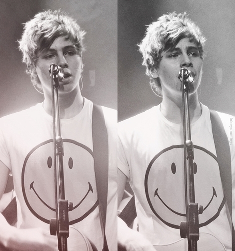 FOLLOW @Malum5S0S CAUSE SHE GAVE U A FREE FOLLOW THANK YOU.