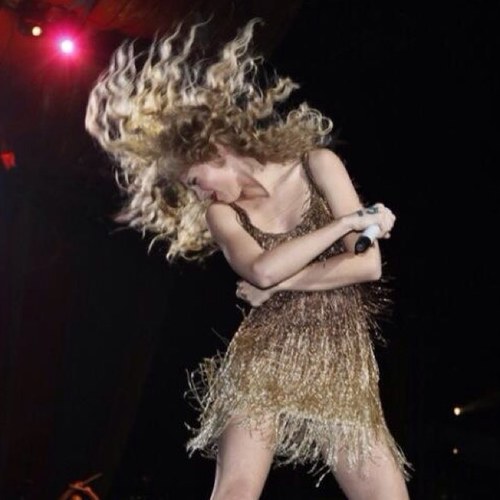 my idol slays in sparkly red shoes while singing about her feelings. @taylorswift13 or die.