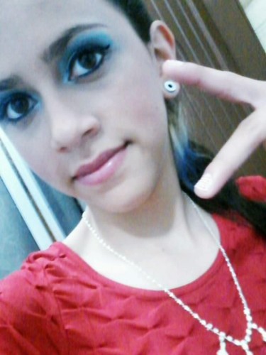 Prazer meo nomi é Bibiana , tenho 14 anos , sou colorada , adoro meche no pc e joga video game ! sou ciumenta e sincera .. ;3