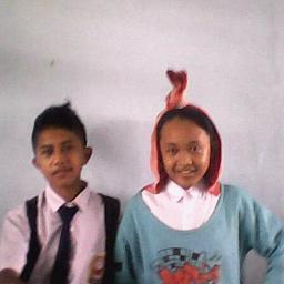 aku selalu mengingat mu dalam pikiran ku
Kebersamaan kita akan selalu ku kenang
Kau membuat ku terpesona -_-
Ingin ku memeluk mu
