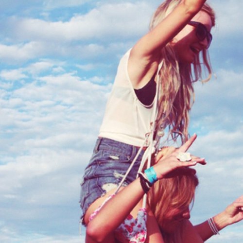 ToTheGuyThat's profile picture. Two girls battling the neverending struggles that come with guys. Tweet us your subtweets with #ToTheGuyThat