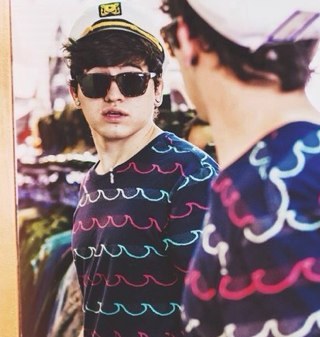 Follow @Jc_janoskians_ because I just gaveyou a free follow if you dont ill unfollow! 3