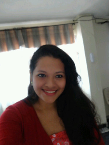 Simpática, amorosa, divertida. Vivendo a vida da melhor forma possível. ;D