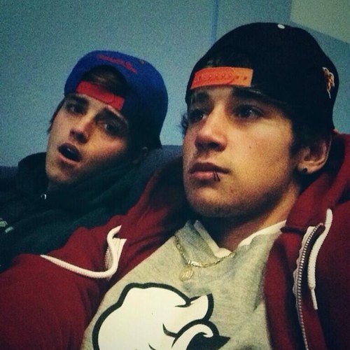 Go follow @kissingluke_ for a free follow yalla!