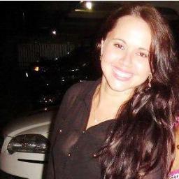 Dentro dela tem um coração bobo, que é sempre capaz de amar e de acreditar outra vez.